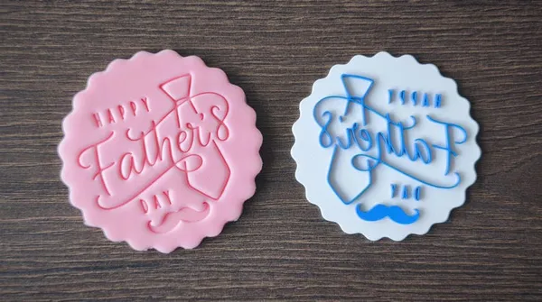 Формичка и ембосер „Happy Father’s Day“ — вратовръзка и мустаци
