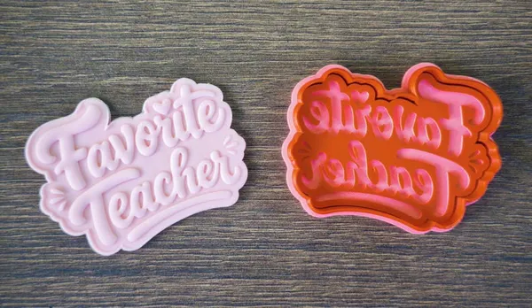 Формичка и ембосер "Favorite Teacher" — училищна тематика