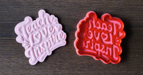 Формичка и ембосер „Teach Love Inspire" — за учители
