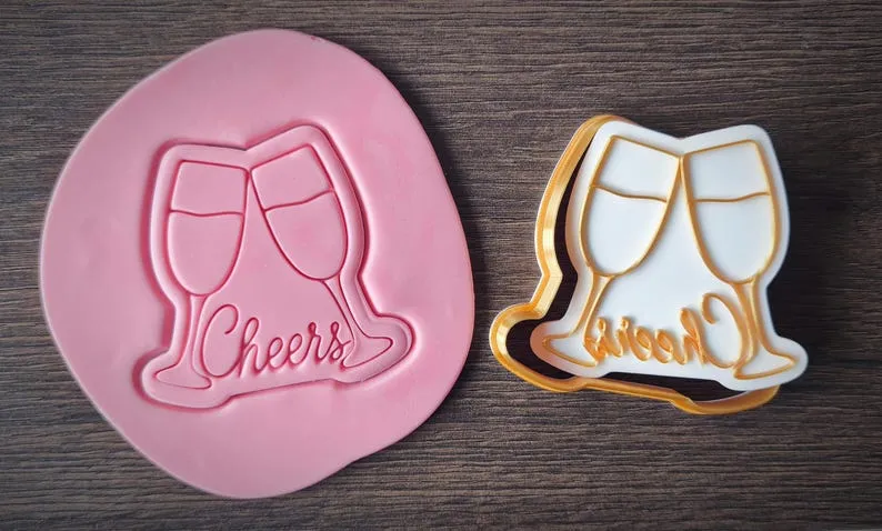 Формичка и ембосер чаши за шампанско „Cheers“ — сватбен десерт